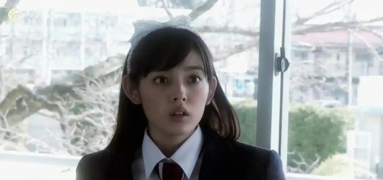 日本女演员矢作穗香宣布结婚，引发粉丝热议媒体讨论其个人生活与未来演艺之路，外界也在关注新生活对作品的影响