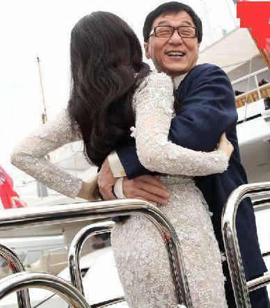 成龙非礼过的女明星数量_成龙抱过那些女明星_刘亦菲被成龙非礼事件